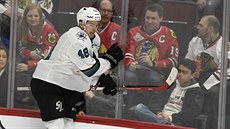 Tomá Hertl ze San Jose slaví gól v utkání proti Chicagu.