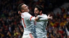 Gólová radost španělských fotbalistů v utkání proti Argentině.