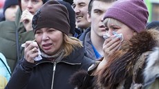 Lidé truchlí za obti poáru v obchodním centru v ruském mst Kemerovo. (26....