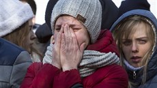 Lidé truchlí za obti poáru v obchodním centru v ruském mst Kemerovo. (26....