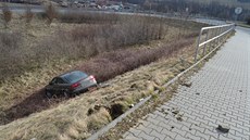 Autu vyjelo mimo cestu, p�erazilo zábradlí a skon�ilo pod srázem.