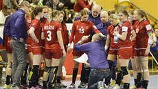 eské házenkáky poslouchají pokyny trenéra Jana Baného v zápase s Dánskem.