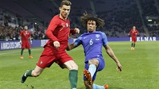 Portugalský úto�ník Cristiano Ronaldo (vlevo) se sna�í prosadit p�es bránícího...