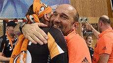 Mostecký trenér Peter Dávid slaví výhru s fanouky.