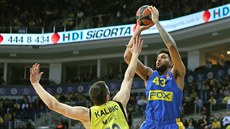 Jonah Bolden (vpravo) z Maccabi Tel Aviv st�ílí na ko� Fenerbahce p�es Nikolu...
