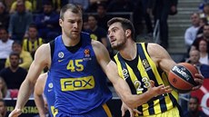 Marko Guduri� (vpravo) z Fenerbahce Istanbul úto�í kolem Ar�oma Parachovského z...