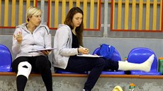 Na lavice Frýdku-Místku posedávaly zranná asistentka trenéra Alexandra...
