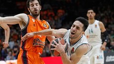 Facundo Campazzo (vpravo) z Realu Madrid obchází Guillema Vivese z Valencie.