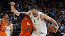 Felipe Reyes (vpravo) z Realu Madrid se tla�í kolem Bojana Dubljevi�e z...