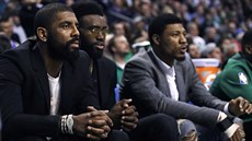 Kyrie Irving, Jaylen Brown a Marcus Smart (zleva), ti zranné opory Bostonu