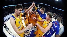 Basketbalisté Chimek oslavují trumf nad Anadolu.