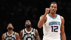 Dwight Howard z Charlotte se raduje z povedené akce proti Brooklynu. Protihrái...