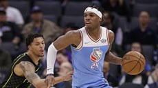 Buddy Hield (vpravo) ze Sacramenta uniká Damionu Leemu z Atlanty.