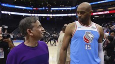 Vivek Ranadivé, majitel Sacramento Kings, a Vince Carter, nejstarí hrá NBA, v...