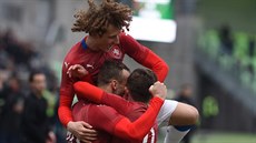 Čeští fotbalisté do 21 let se radují z gólu proti Chorvatsku.