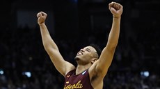 Marques Townes z Loyola-Chicago oslavuje triumf nad Nevadou.