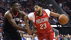 Clint Capela (vlevo) z Houstonu brání Anthonyho Davise z New Orleans.