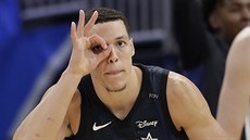 Aaron Gordon z Orlanda oslavuje svou trojku,