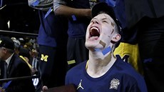 Moritz Wagner z Michiganu s trofejí pro vítze regionálního ampionátu NCAA.