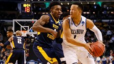 Jalen Brunson (1) z Villanovy hledá, komu pihrát. Brání ho Daxter Miles Jr. z...