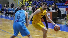 Martin Gniadek (ve �lutém) z Opavy hledá cestu ke ko�i Olomoucka kolem Marka...