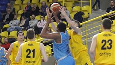 Charles Mitchell (v modrém) z Olomoucka zakonuje na ko Opavy po souboji s...