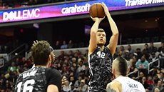 Davis Bertans ze San Antonia stílí na ko Washingtonu.