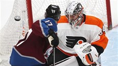 Branká Petr Mrázek jet v dresu Philadelphia Flyers.