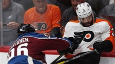 Radko Gudas (vpravo) z Philadelphie koní na mantinelu po ataku Mikka Rantanena...