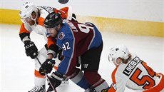 Jakub Voráek (vlevo) a Oskar Lindblom z Philadelphie brzdí Gabriela Landeskoga...