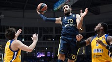 Gigi Datome (v tmavém) z Fenerbahce dosko�il mí� v zápase s Chimkami, sledují...
