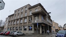 Mstský úad v Hronov vyuívá budovu Radnice.