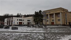 Pístavba Jiráskova divadla v Hronov eká na dokonení od roku 1999, vedení...