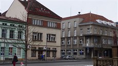 Městský úřad v Hronově využívá budovu Radnice (vpravo) a dům U zeleného stromu.