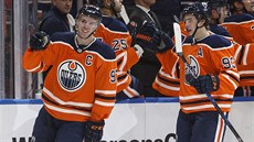 Edmontonský kapitán Connor McDavid slaví svj stý bod v sezon, zprava vedle...