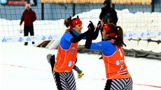 Snow volejbalistky Michaela Knoblochová a Anna Dostálová v akci