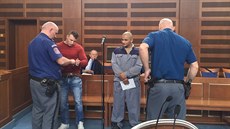 Patrik Ke�ké� a Luká� Juna p�ed Krajským soudem v Hradci Králové (27. 3. 2018)