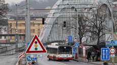 Most Dr. Edvarda Benee byl postaven v letech 1934 a 1938 a je u na samé hranici provozuschopnosti. Dva roky u na nj nesmí nákladní doprava a trolejbusy a autobusy MHD mohou kvli zatíení projídt jen stídav po jednom a pouze ve stedovém pruhu.