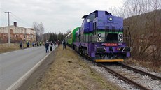 Lokomotiva 730.624-4 spolenosti KDS v ele prvního vlaku s cestujícími, který...
