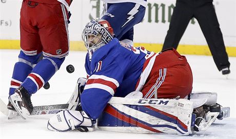 Brank New York Rangers Ondej Pavelec zasahuje.