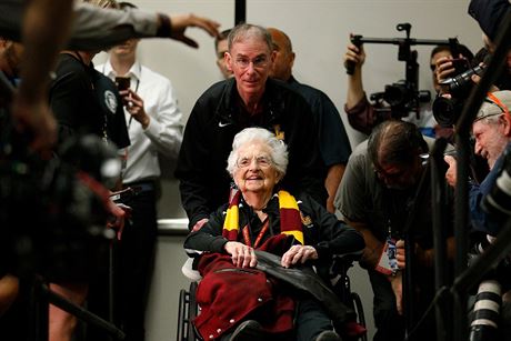 Sister Jane - tedy Jane Dolores Schmidtov - dorazila spolu s basketbalisty...