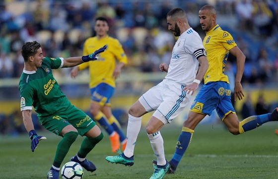 Karim Benzema z Realu Madrid se pokouí o zakonení v duelu proti Las Palmas.