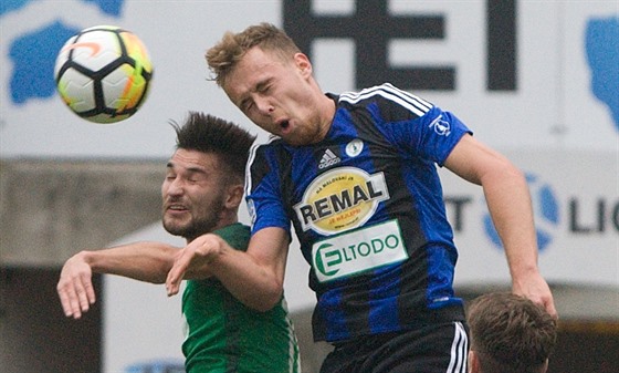 Jablonecký Michal Trávník (vlevo) a Martin Haek z Bohemians v hlavikovém...