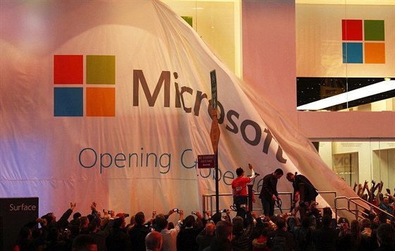 Windows 8 nebyl úspěšný systém, mobilní verze zcela propadla. Snímek je z října 2012, kdy Microsoft s vekou slávou otvíral na Times Square ochod s Windows 8 a tablety Surface