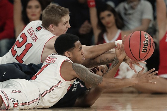 Tyler Rawson (21) a Justin Bibbins (1) z Utahu bojují o mí ve finále turnaje...