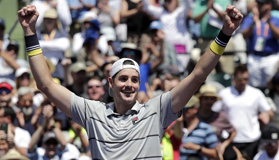 Americký tenista John Isner slaví postup do finále turnaje v Miami.