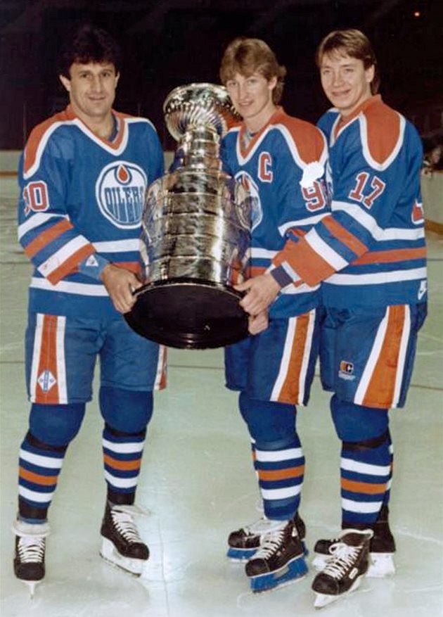 SE STANLEY CUPEM. Zleva Jaroslav Pouzar, Wayne Gretzky a Jari Kurri.