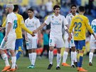 Fotbalisté Realu Madrid a Las Palmas si podávají ruce po konci zápasu.