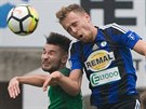 Jablonecký Michal Trávník (vlevo) a Martin Haek z Bohemians v hlavikovém...