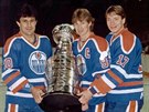 SE STANLEY CUPEM. Zleva Jaroslav Pouzar, Wayne Gretzky a Jari Kurri.